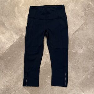 lululemon athletica Women’s Navy Capri Leggings Size 6